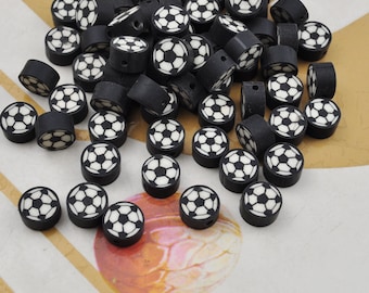 Può includere: Una collezione di perline in ceramica a forma di pallone da calcio bianco e nero. Le perline hanno una finitura lucida.