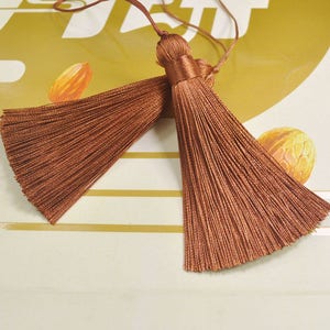 2pcs borlas marrones, borlas de seda de 82 mm de largo, borla hecha a mano, borla del collar, encanto de borlas, borla de hilo, borlas boho, borlas de almohada