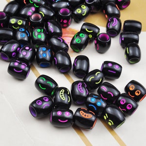 100 pièces de baril acrylique de couleurs mélangées avec des perles de visages mixtes, perles en forme de baril de visage d&#39;émotion, sourire, froncement de sourcils, confus, heureux, triste, content, 11x10mm