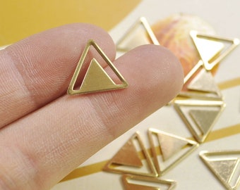 Peut inclure: Des trombones en forme de triangle dorés. Les trombones sont en métal et ont un design simple et moderne.