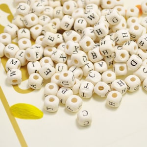 Perles en bois de lettre d’alphabet, perles carrées naturelles de cube de 100pcs, bijoux faisant des perles en bois de cube 8mm lot aléatoire