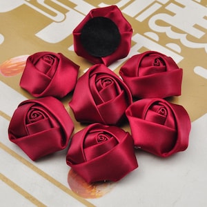 Claret Satin Rosen, Satinband mit flachem Rücken Rose Flower, Hochzeitssträuße, Brosche Bouquets, Haarschmuck, handgefertigte gerollte Rosetten, 3,5 cm