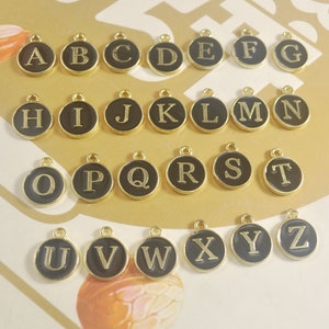 10pcs/Lot Negro 26 Letras del alfabeto 2 lados Esmalte Charms Colgantes para pendientes Collar Pulseras Joyería Hacer Artesanía Hecha a Mano