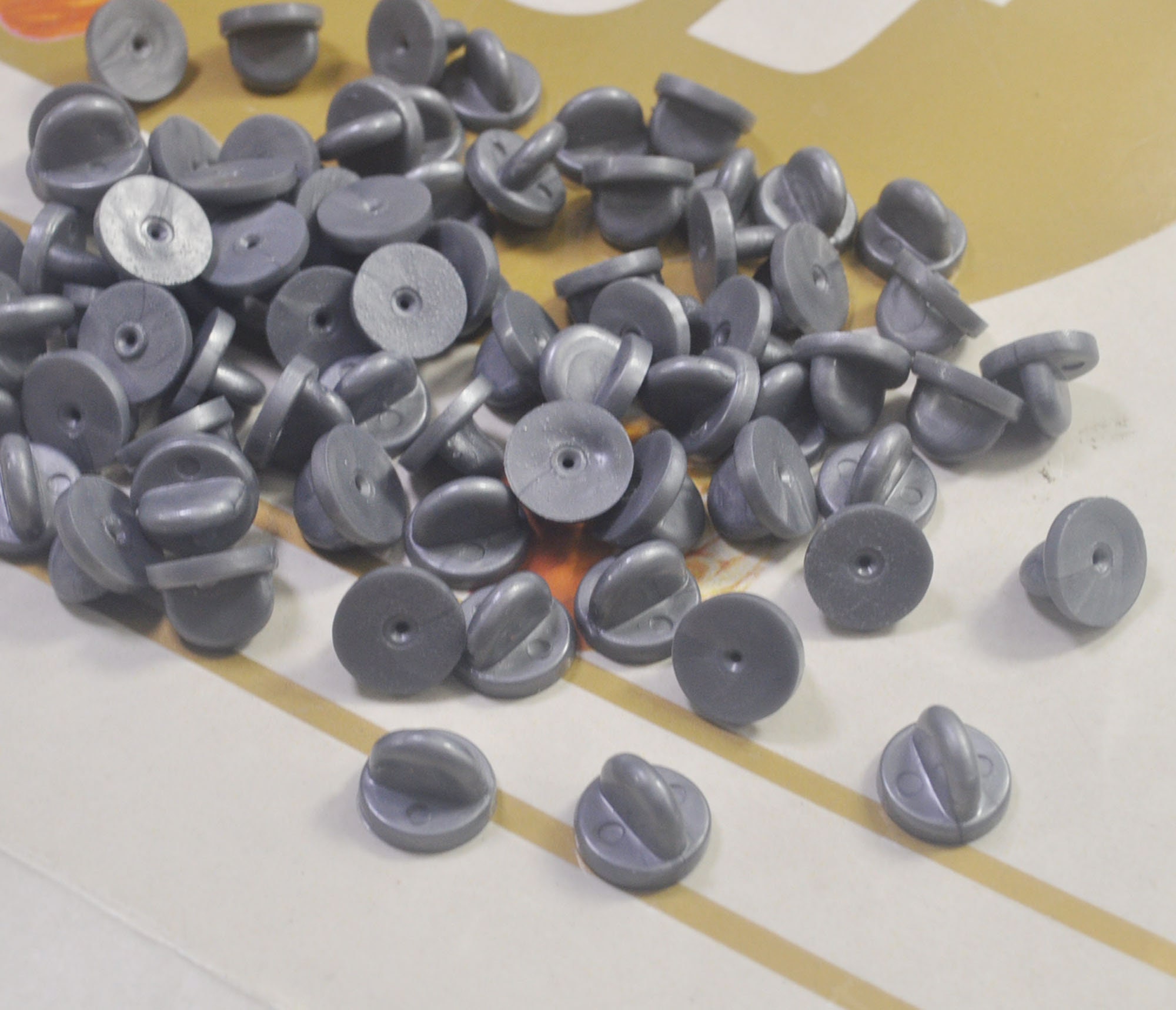 Packung von 10,20, 40, 60, 80 oder 100 Pcs, Royal blau Runde Gummi  Kupplungen Rücken Verschluss, Gummi Pin zurück für Emaille Anstecknadel -  .de