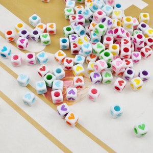200 kubus hartkralen, 6 mm, acryl witte kralen met gekleurde harten, kunststof hartkralen, acryl hartkralen voor ketting, armband doe-het-sieraden