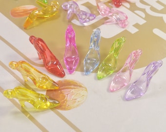 Colgantes de zapatos de tacón alto acrílicos, surtido aleatorio, juego de 30 unidades, 35 x 20 mm