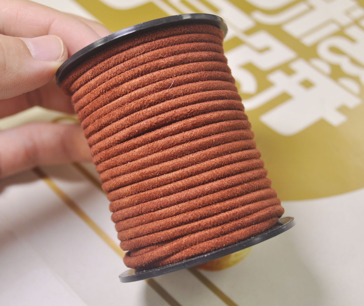 Cordoncino in finta pelle scamosciata rossa, per creazione di