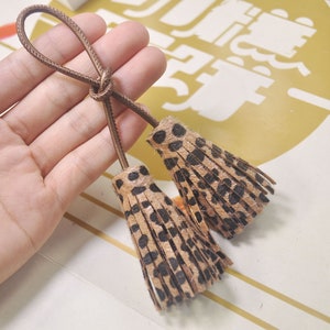 5 Faux cuero Tassel Charm para bolsos, pelo en borlas, bolso borla cuero, borlas de leopardo, borla marrón, animal print, borlas decorativas.
