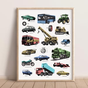 Op de afbeelding: Een ingelijste print met kleurrijke illustraties van verschillende voertuigen, waaronder auto's, vrachtwagens, een bus, een tractor en een trein. De print toont een verscheidenheid aan transportopties, van een groene sportwagen tot een rode brandweerwagen.