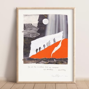 Op de afbeelding: Een collagekunstwerk met een berglandschap met een groep mensen die een rood-witte berg beklimmen. Onder de afbeelding staat de quote "Het is niet de berg die we overwinnen, maar onszelf - Edmund Hillary."