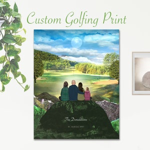 Puede incluir: Una impresión de golf personalizada que muestra a una familia de cuatro personas sentadas en una roca con vistas a un campo de golf verde. El cielo es azul con nubes blancas y una luna llena. El texto "The Donaldsons" está escrito en la roca.
