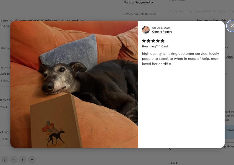 Puede incluir: Un perro negro y gris yace en un sof&aacute; marr&oacute;n con una tarjeta que presenta una ilustraci&oacute;n en blanco y negro de un perro con globos. La tarjeta tiene el texto "high quality, amazing customer service, lovely people to speak to when in need of help, mum loved her card!! x".