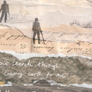 Peut inclure: Un collage de papier d&eacute;chir&eacute; avec du texte manuscrit et un dessin de deux personnes utilisant des d&eacute;tecteurs de m&eacute;taux. Le texte dit "Will you search through the loamy earth for me".