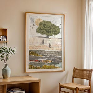 Peut inclure: Une &oelig;uvre d'art en collage encadr&eacute;e repr&eacute;sentant un grand arbre avec un soleil derri&egrave;re lui, deux personnages marchant dans un champ et un paysage en couches avec du texte. L'&oelig;uvre d'art est dans un cadre en bois clair et est accroch&eacute;e &agrave; un mur beige.