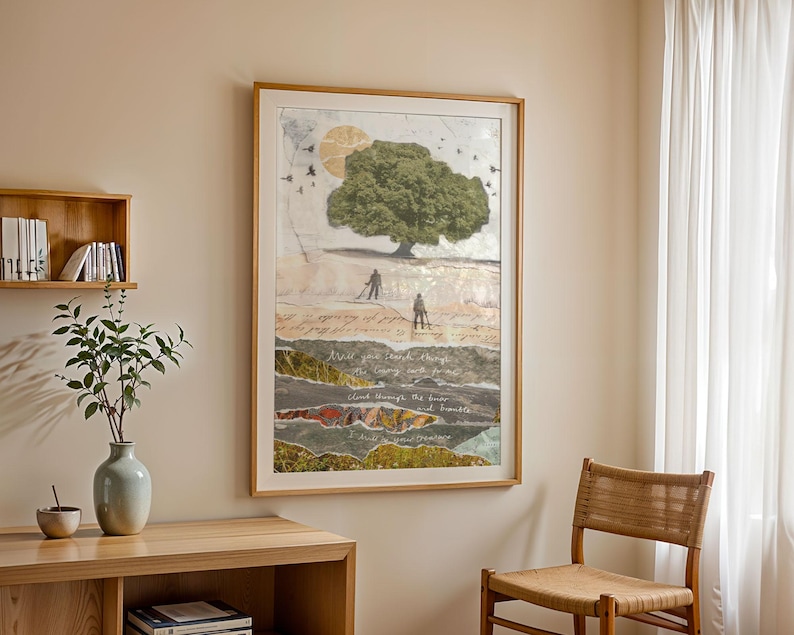 Peut inclure: Une &oelig;uvre d'art en collage encadr&eacute;e repr&eacute;sentant un grand arbre avec un soleil derri&egrave;re lui, deux personnages marchant dans un champ et un paysage en couches avec du texte. L'&oelig;uvre d'art est dans un cadre en bois clair et est accroch&eacute;e &agrave; un mur beige.