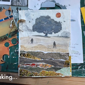 Peut inclure: Un collage de techniques mixtes repr&eacute;sentant un grand arbre avec un soleil rouge au-dessus. Deux personnages marchent au loin. Le collage est compos&eacute; de diff&eacute;rentes textures et couleurs, notamment le brun, le gris et le vert. Le texte "a place lost" et "through for me" est &eacute;crit sur un papier blanc.