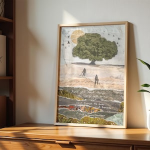 Peut inclure: Une impression de collage encadr&eacute;e avec un arbre vert, deux personnages qui marchent et une citation manuscrite : "Will you search through the long, cold, dark through the briar and bramble I hold your presence".