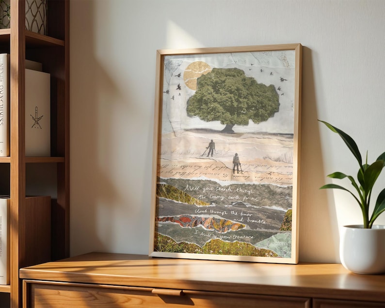Peut inclure: Une impression de collage encadr&eacute;e avec un arbre vert, deux personnages qui marchent et une citation manuscrite : "Will you search through the long, cold, dark through the briar and bramble I hold your presence".