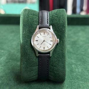 Vintage Seiko Hand Winding 17 Jewels Women Watch