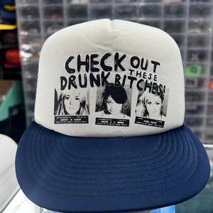 Vintage Lindsay Lohan Paris Hilton Sprawdź tę zabawną czapkę Trucker firmy Drunk Bitches