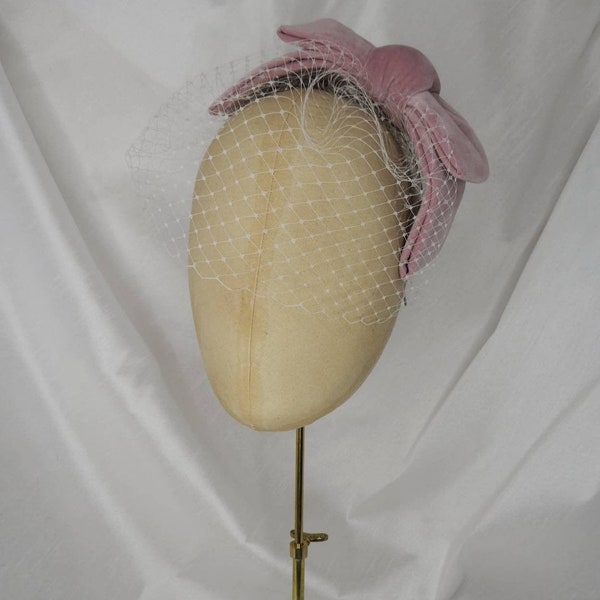 Pale pink hair bow/hair bow with veil/cocktail hat/veiled hat/velvet hair bow/birdcage veil/wedding accessory/made in the UK/Pin Up Curl