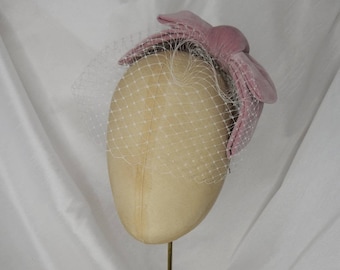 Pale pink hair bow/hair bow with veil/cocktail hat/veiled hat/velvet hair bow/birdcage veil/wedding accessory/made in the UK/Pin Up Curl