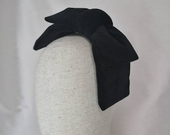 Velvet hair bow/black hair bow/fascinator/ handmade in the UK/50s hat, 60s hat/velvet hat/Pin Up Curl/ bow headband/wedding outfit