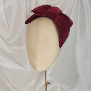 Wine hair bow/velvet hair bow/50s hat/60s hat/velvet hat/bow headband/Pin Up Curl/Mrs Maisel/wedding hat/bow fascinator/Pin Up Curl