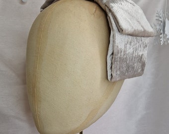 Champagne Velvet Bow Headband: 1950s Style Fascinator