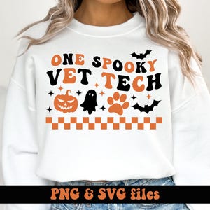 Puede incluir: Una sudadera blanca con el texto en naranja y negro ONE SPOOKY VET TECH. El diseño incluye una calabaza, un fantasma, una huella de pata y murciélagos, con pequeñas estrellas y un patrón de cuadros. El texto PNG & SVG files es visible.