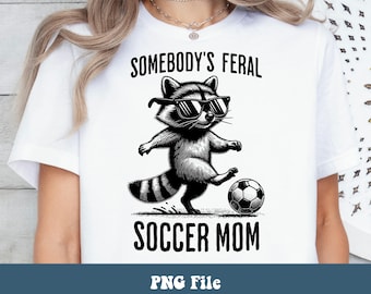 Mamma calciatrice PNG, Mamma sportiva procione PNG, Mamma calciatrice selvaggia PNG Mamma sportiva Mamma divertente Panda spazzatura Procione T-shirt Design PNG per sublimazione