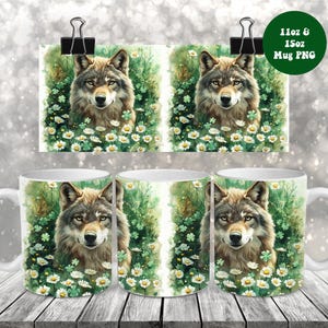 Peut inclure: Mugs en céramique blanche et une impression avec une illustration à l'aquarelle d'un loup entouré de marguerites blanches et de feuillage vert. L'impression est maintenue par une pince. Le texte "11oz & 15oz Mug PNG" est dans un cercle vert.
