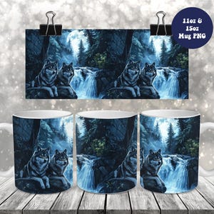 Peut inclure: Mugs en céramique blanche avec un motif enveloppant représentant deux loups près d'une cascade dans une forêt au clair de lune. Une impression assortie est affichée au-dessus des mugs. Le texte "11oz & 15oz Mug PNG" est dans un cercle bleu.