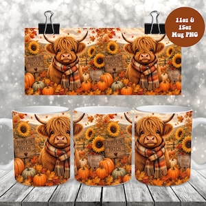 Könnte beinhalten: Ein weißer Keramikbecher mit einem herbstlichen Motiv, das ein flauschiges braunes Hochlandrind mit kariertem Schal zeigt, umgeben von orangefarbenen Kürbissen, Sonnenblumen und Herbstlaub. Ein Holzschild trägt die Aufschrift Pumpkin Patch.