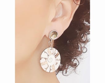 CLIPS, Clip-on Earrings Bleige and White Natural Shell "Eye of Saint Lucia Cabochon Vintage Jewelry