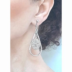 CLIPS Ohrclips, gravierter Tropfendruck aus Metall, Silber, Designerschmuck, französische Kreation