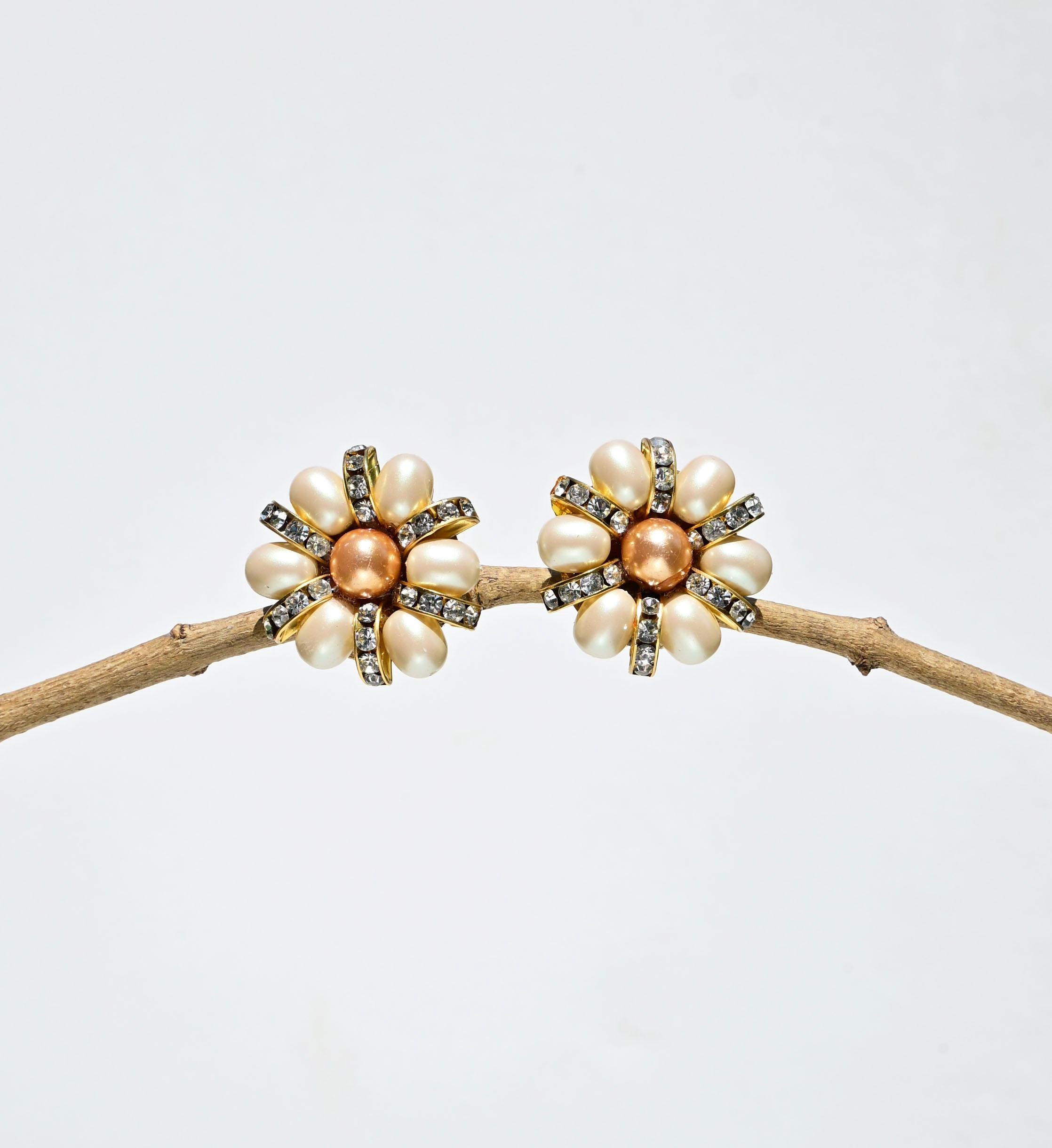 Boucles D'oreilles Clips Imposantes Dorées Avec Cabochon Blanc Nacré - Occasion Bon état