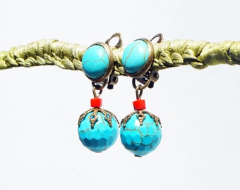 Orecchini a clip CLIP, con howlite blu, turchese, cristallo rosso e bronzo, gioielli di design, realizzati a mano in Francia, senza nichel.