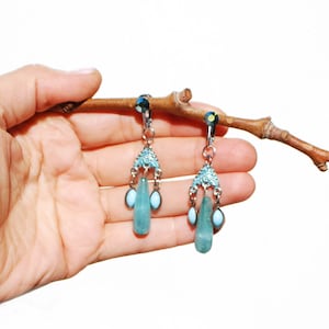 CLIPS Pendientes de clip de ágata azul claro y plateado, estampado floral, gota de gema de ágata, joyería de diseño creación francesa hecha a mano
