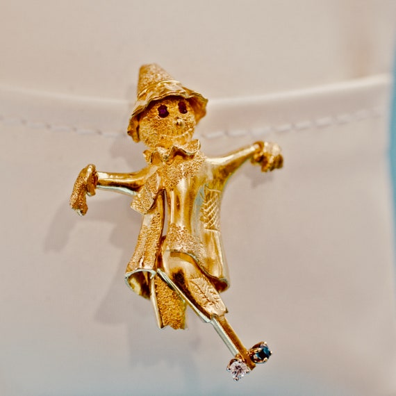 1 Legged Scarecrow Brooch 18K gold Gem