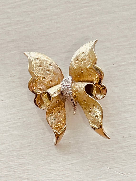 18K Yellow Gold Butterfly Brooch Pin Sculpted Scro