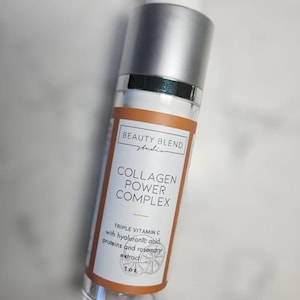 以下が含まれることがあります： Beauty Blend Studio Collagen Power Complexの透明なガラス瓶。ボトルはシルバーのキャップと、"Triple Vitamin C"や"1.0 oz"などのテキストが書かれた白とオレンジのラベルが付いています。