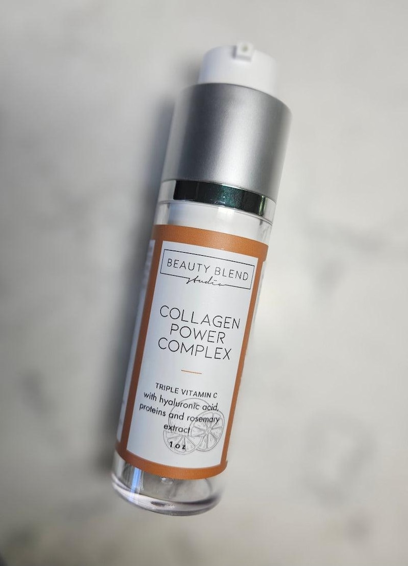 以下が含まれることがあります： Beauty Blend Studio Collagen Power Complexの透明なガラス瓶。ボトルはシルバーのキャップと、"Triple Vitamin C"や"1.0 oz"などのテキストが書かれた白とオレンジのラベルが付いています。