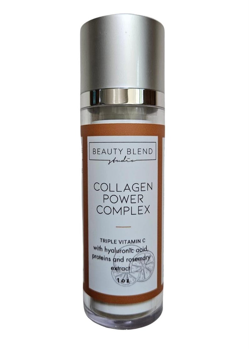 以下が含まれることがあります： シルバーのキャップと茶色のラベルが付いたスキンケア製品のボトル。「BEAUTY BLEND studio」と「COLLAGEN POWER COMPLEX」と書かれています。「TRIPLE VITAMIN C」とヒアルロン酸、タンパク質、ローズマリーエキスも記載されています。ボトルには29.57 mlの製品が含まれています。