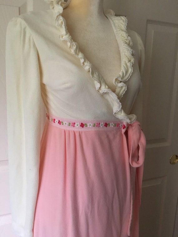Vintage ruffle trim floral embroidered housecoat r