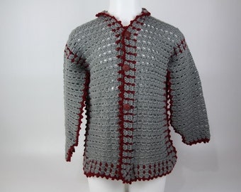 gilet longues manches gris cendre/bordeaux de 4/5 ans au crochet.