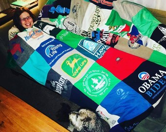 Puede incluir: Una colcha de retazos colorida hecha de camisetas con varios logotipos y diseños, incluyendo "Young Life", "Hard Rock", "Hawaii Pacific Park" y "Obama Biden".