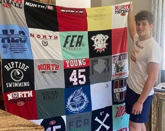 Puede incluir: Una colcha de retazos hecha de una variedad de camisetas. La colcha está hecha de cuadrados, cada uno con un diseño diferente. Algunos de los diseños incluyen las palabras "North Football", "FCA Athlete", "Young 45" y "Leader in Training".