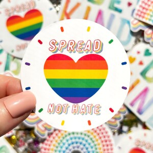 Spread Love Not Hate Pride Heart LGBTQIA+ Adesivo impermeabile arcobaleno, Adesivo orgoglio LGBTQIA+, Adesivo arcobaleno Gay Pride, Adesivo mese orgoglio