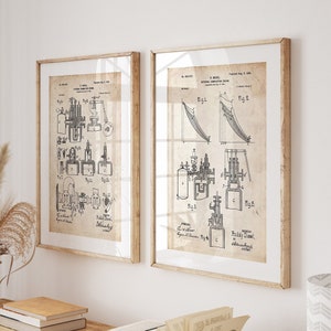 Puede incluir: Dos dibujos de patentes vintage enmarcados de un dispositivo mecánico, impresos en papel envejecido con tinta negra. Los dibujos son en blanco y negro y presentan ilustraciones detalladas de los componentes del dispositivo. Los marcos son de madera clara y tienen un diseño simple y moderno.